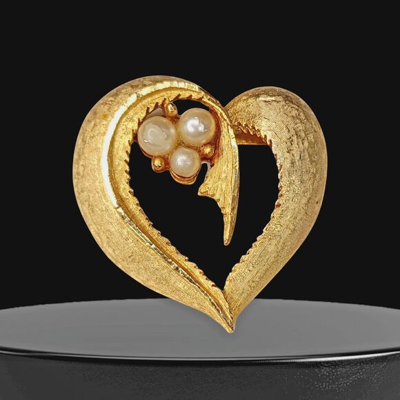 Vintage Signed Roma Faux Pearls Gold Tone Heart Lapel Pin Brooch Valentines Day - Picture 1 of 6